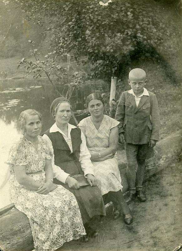 KKE 299.jpg - Od lewej: koleżanka Heleny Szylkin - Katarzyna Kirdejko, żona Ignacego Szylkina - Weronika Szylkin, Helena Szylkin, syn Katarzyny Kirdejko - Izydor Kirdejko. Santoka, lata 30 XX wieku.